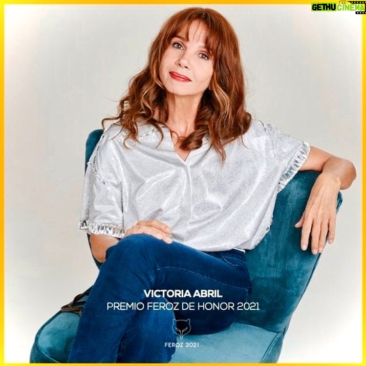 Victoria Abril - 9.7K Likes - Muy feliz y honrada de recibir el @premiosferoz de honor de este año 😍☺️
🇫🇷 : Cette année j’ai l’immense privilège de recevoir le prix d’honneur des Premios Feroz, l’équivalent espagnol des Golden Globes, organisés par l’association espagnole des critiques de cinéma.
🇬🇧 : I am thrilled to be receiving this year’s honorary award at los Premios Feroz, the Spanish version of the Golden Globes 🥰