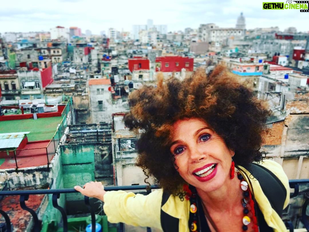 Victoria Abril - 2.2K Likes - Un beso desde Cuba ❤