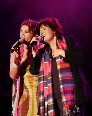 Victoria Abril Instagram - Il y a quelques années, @mauraneofficiel et moi étions sur scène le temps d’une chanson. Aujourd’hui Maurane nous a quitté et la francophonie perd une de ses plus grandes interprètes... Toutes nos condoléances à sa famille et ses proches.
Ce jour là nous chantions « Piensa en mi ». Hoy pienso en ti amiga.