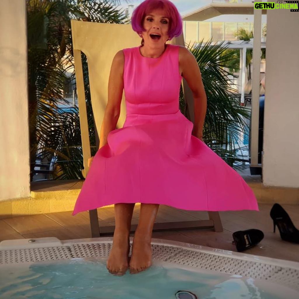 Victoria Abril - 5.2K Likes - Preparada para ir a la abertura del festival de cine de la habana !
Merci @rabih_kayrouz de me faire toujours aussi belle avec tes créations
#iberostarhabana #cuba #rabihkayrouz #havana #festivaldecinedelahabana #cuba🇨🇺