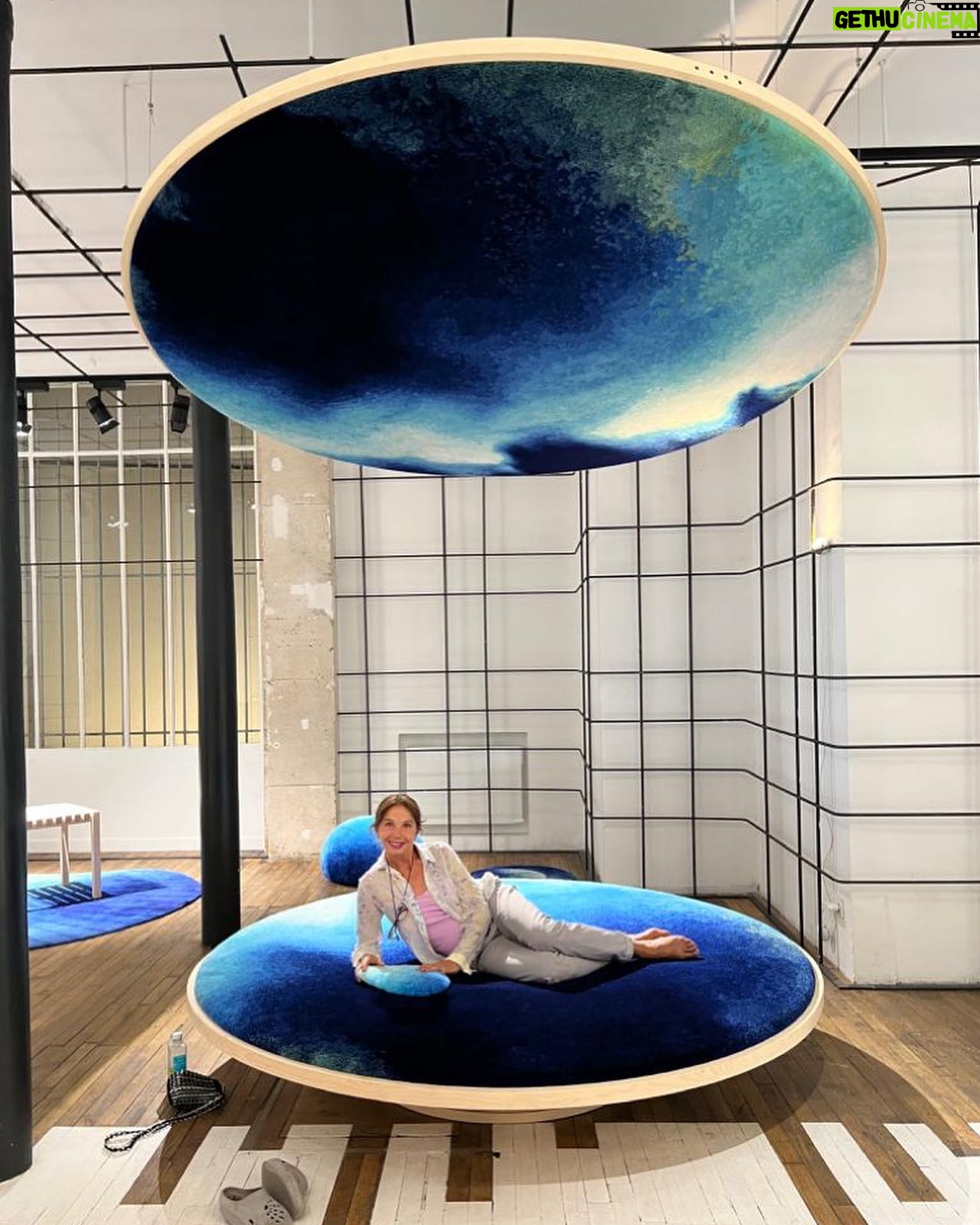 Victoria Abril - 2.9K Likes - Souvenir cosy entre terre et ciel 🧿….
Un grand WOW à @loma_design_paris 💙