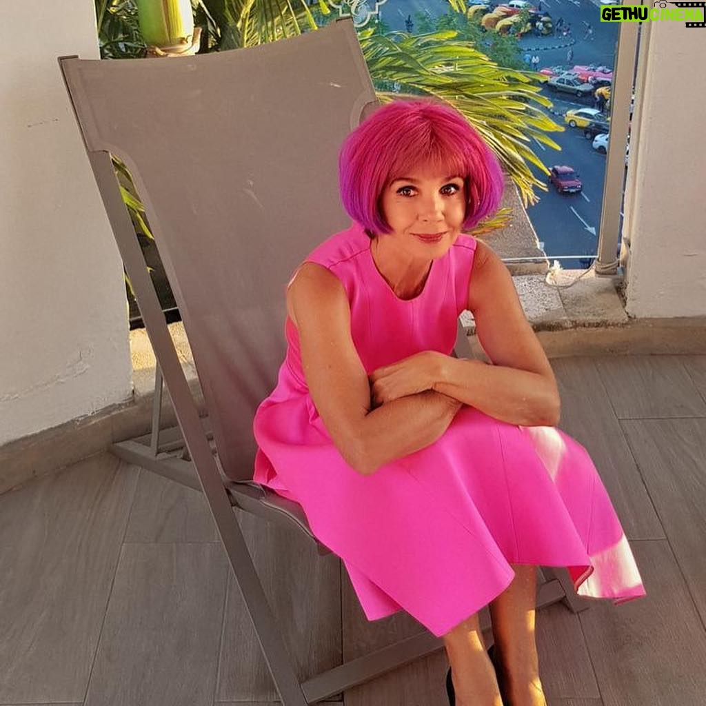 Victoria Abril - 5.2K Likes - Preparada para ir a la abertura del festival de cine de la habana !
Merci @rabih_kayrouz de me faire toujours aussi belle avec tes créations
#iberostarhabana #cuba #rabihkayrouz #havana #festivaldecinedelahabana #cuba🇨🇺