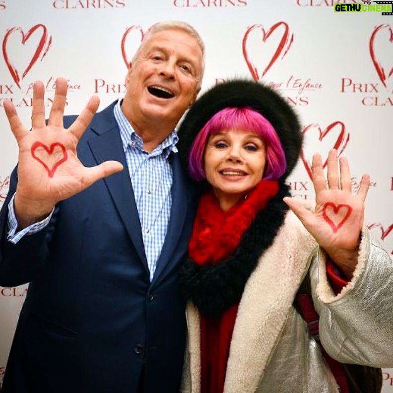 Victoria Abril - 2K Likes - Merci pour cette Journée du Cœur et pour le soutien de @clarinsofficial à @oafricaorg , l’association qui se bat sans relâche pour la protection de l’enfant en aidant les familles en détresse à rester unies.
Impliquez-vous ! Si vous le pouvez, faites un don sur www.oafrica.org ou sinon suivez-nous via @oafricaorg !
On a besoin de vous.
Gracias 🙏