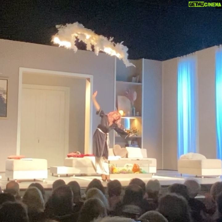 Victoria Abril - 3.1K Likes - Quel plaisir de vous retrouver tous les soir au Théâtre Antoine ! Merci de venir si nombreux semaine après semaine ❤️
Mais hélas toute les bonne choses ont une fin… alors si ce n’est pas déjà fait prenez rapidement vos places avant le 13 Mai !!!