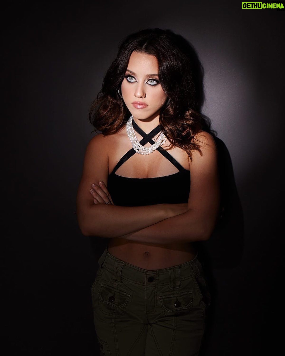 Victoria Azevedo - 1.3K Likes - I'm emotional , so fucking what?