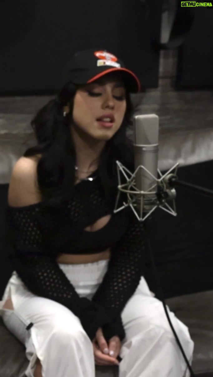 Victoria Azevedo - 1.2K Likes - Jamming out to one of my favourite songs w/ @mikaamonsen 🎶