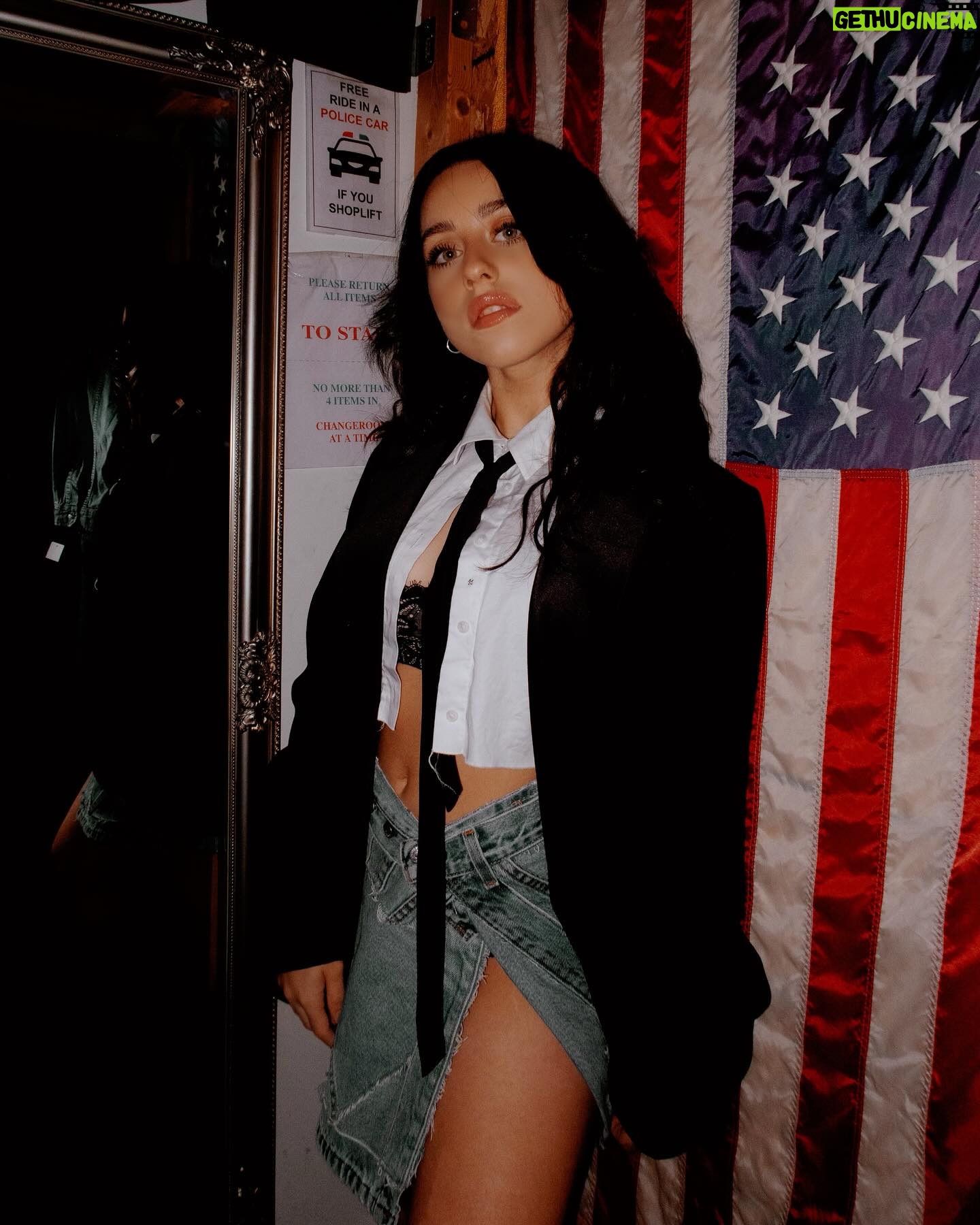 Victoria Azevedo - 1.3K Likes - I be on my suit and tie shit 👔