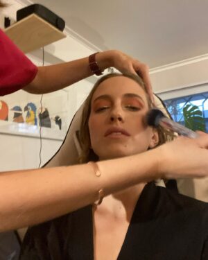 Victoria De Gregorio Instagram - @premioscaleuche 
gracias por este precioso reconocimiento como actriz revelación, honestamente fue totalmente inesperado 
hermosa noche ayer de reencuentros y apañe entre colegas.
quiero agradecer a mi team autogestionado increíble
maquillada por mi sis @mdegregorioa 
styling por @paulasolimano 
ropa prestada de mi mamá (aros de @chantalbernsau )y la pauli. pantalones de @ovandostore y zapatos de @zapateriamaestra 
🌟🌟🌟🌟🌟🌟🌟