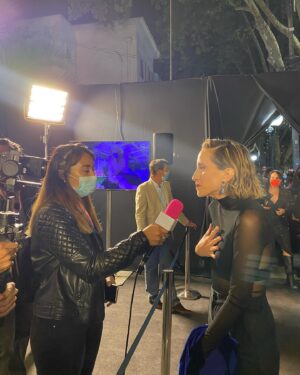 Victoria De Gregorio Instagram - @premioscaleuche 
gracias por este precioso reconocimiento como actriz revelación, honestamente fue totalmente inesperado 
hermosa noche ayer de reencuentros y apañe entre colegas.
quiero agradecer a mi team autogestionado increíble
maquillada por mi sis @mdegregorioa 
styling por @paulasolimano 
ropa prestada de mi mamá (aros de @chantalbernsau )y la pauli. pantalones de @ovandostore y zapatos de @zapateriamaestra 
🌟🌟🌟🌟🌟🌟🌟