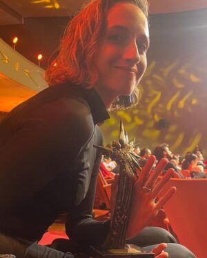 Victoria De Gregorio Instagram - @premioscaleuche 
gracias por este precioso reconocimiento como actriz revelación, honestamente fue totalmente inesperado 
hermosa noche ayer de reencuentros y apañe entre colegas.
quiero agradecer a mi team autogestionado increíble
maquillada por mi sis @mdegregorioa 
styling por @paulasolimano 
ropa prestada de mi mamá (aros de @chantalbernsau )y la pauli. pantalones de @ovandostore y zapatos de @zapateriamaestra 
🌟🌟🌟🌟🌟🌟🌟