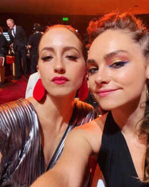 Victoria De Gregorio Instagram - ayer tuve que entregar un premio en los Caleuche y aproveché de enchularme para la ocasión ♥️
👗 @javierajordan 
💄 @camilamakeup 
💇‍♀️ @carmenrosasalonbeauty 
gracias @focusviverosv por tu ojo y buen gusto, por salvarme en mis momentos de estrés por no saber qué ponerme.
gracias @mdegregorioa y @paulasolimano por sus consejos estilísticos.
@fernandeluch por salvarme siempre 👠 👜 @dominganatho por tus aros hermosos (y @pochigomeza por hacer todas las gestiones)

últimos días en Chile antes de mi viaje 🌍