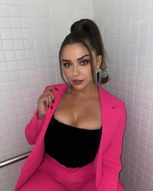 Victoria Konefal Instagram - Pretty in pink💓 Watch us on the weakest link 🔗🔗 tonight at 9/8c on @peacock @nbc