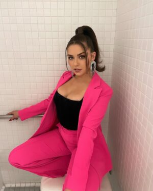 Victoria Konefal Instagram - Pretty in pink💓 Watch us on the weakest link 🔗🔗 tonight at 9/8c on @peacock @nbc