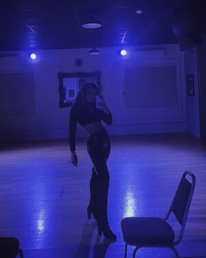 Victoria Konefal Instagram - Swipe for a dancey surprise 💃🏻->>> over thanksgiving my amazing sister and brother in law orchestrated this lil performance for their traditional Latin Friday’s (they’re a ballroom couple and it’s the sweetest thing). Eddie miraculously taught me this number in a collective total of 5 hours over the course of three days. No I’m not a dancer but HELL YEAH this was soooo much fun. Thanks familia for letting me live out my Latin dance queen dream 💃🏻 “Worst Way” -Tony Succar @shallwedancedesigns
