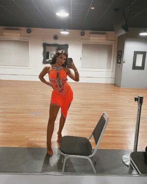 Victoria Konefal Instagram - Swipe for a dancey surprise 💃🏻->>> over thanksgiving my amazing sister and brother in law orchestrated this lil performance for their traditional Latin Friday’s (they’re a ballroom couple and it’s the sweetest thing). Eddie miraculously taught me this number in a collective total of 5 hours over the course of three days. No I’m not a dancer but HELL YEAH this was soooo much fun. Thanks familia for letting me live out my Latin dance queen dream 💃🏻 “Worst Way” -Tony Succar @shallwedancedesigns