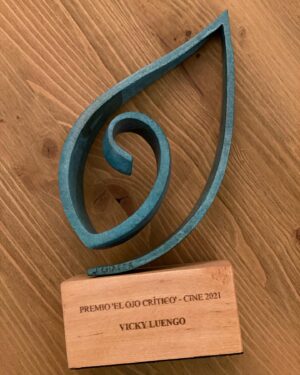 Victoria Luengo Instagram - Gracias @ojocritico_rne por el premio y por la tarde tan bonita que me habéis hecho pasar. Me siento muy agradecida.

Y gracias a mi equipo que me acompaña siempre: 

@_freddyalonso 
@ivangomez 
@mariaverano.mk 
@elviraherrera_agente 
@chanel.beauty 

❤️