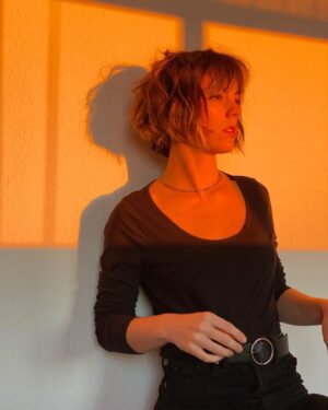 Victoria Luengo Instagram - Los atardeceres en mi casa os juro que no tienen sentido. Y lo que @ivangomez y @mariaroberts25 me hicieron en el pelo tampoco 🧡