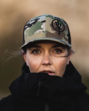 Victoria Pendleton Instagram - It feels good to be part of something, part of a team, @thrudark have accepted me into the fold, during the darkest depths of lockdown I even helped out in the warehouse 📦 when there wasn’t much going on in the world and for that I am grateful. It gives me a chance to do more of the things that I enjoy, with likeminded individuals. Thank you @mhardy_photo for the epic sunrise shoot.

#endeavourthroughadversity #sunrise #outdoors #thrudark