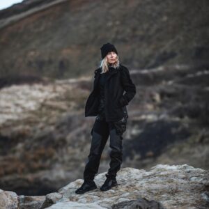 Victoria Pendleton Instagram - Had a smashing Monday morning shoot with @mhardy_photo 📷 it was supposed to be the most miserable day of the year but hiking around the muddy Dorset coast (and trying not to slip over) getting the legs working and blood pumping, was a brilliant way to spend the day, thanks Matt 🙏 
 🥾 📷🖤
#photoshoot #hike #wintervibes #outdoors #wishallmondayswerelikethis #endevourthroughadversity