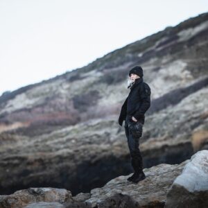 Victoria Pendleton Instagram - Had a smashing Monday morning shoot with @mhardy_photo 📷 it was supposed to be the most miserable day of the year but hiking around the muddy Dorset coast (and trying not to slip over) getting the legs working and blood pumping, was a brilliant way to spend the day, thanks Matt 🙏 
 🥾 📷🖤
#photoshoot #hike #wintervibes #outdoors #wishallmondayswerelikethis #endevourthroughadversity