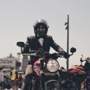 Victoria Pendleton Instagram - Dressing up for a spin in the sunshine…what a turnout! 🏍️ ☀️ 🙌 @gentlemansride  @officialtriumph @triumphuk #distinguishedgentlemansride #gentlewomen #DGR2023 #triumphDGR #ridedapper 
📸@ben_j_blight 🙏