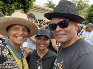 Victoria Rowell Instagram - Out here in these streets @paramountco on #STRIKE w/FAB friend & FLY film husband @mariovanpeebles @sagaftra #united #sagaftrastrong @wgawest