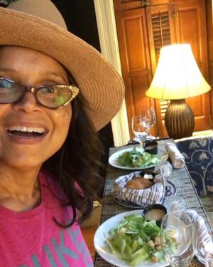 Victoria Rowell Instagram - #auntievicki sharing #holiday tips for tiny spaces! I shld know since I lived in an “Udio” in #NYC (smaller than a studio🤣🤣🤣) Break out that #ironing board, throw a sheet or runner, stagger plates, glasses & pull up some stacked milk crates for stools and darlin’ dinner is served w/style! 🎄watch my DIY decorative Series TRASH vs TREASURE on @amc @watchallblk streaming NOW!!! 🎄 https://www.trashvstreasure.com
