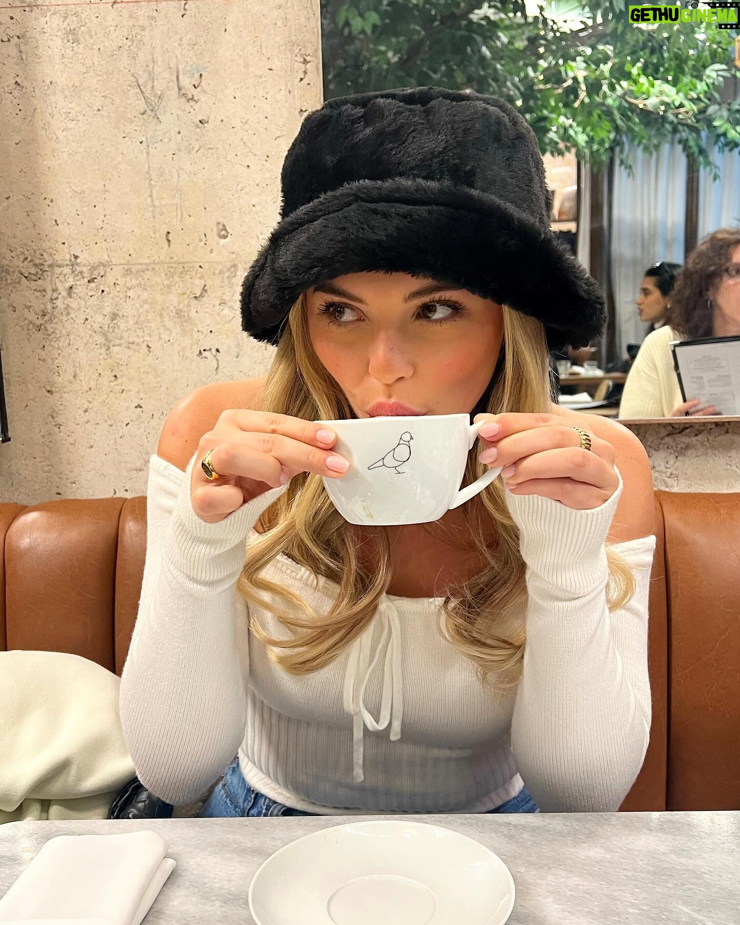 Victoria Baldesarra Instagram - Saturdays in the city 🍵 🪑💌🥂