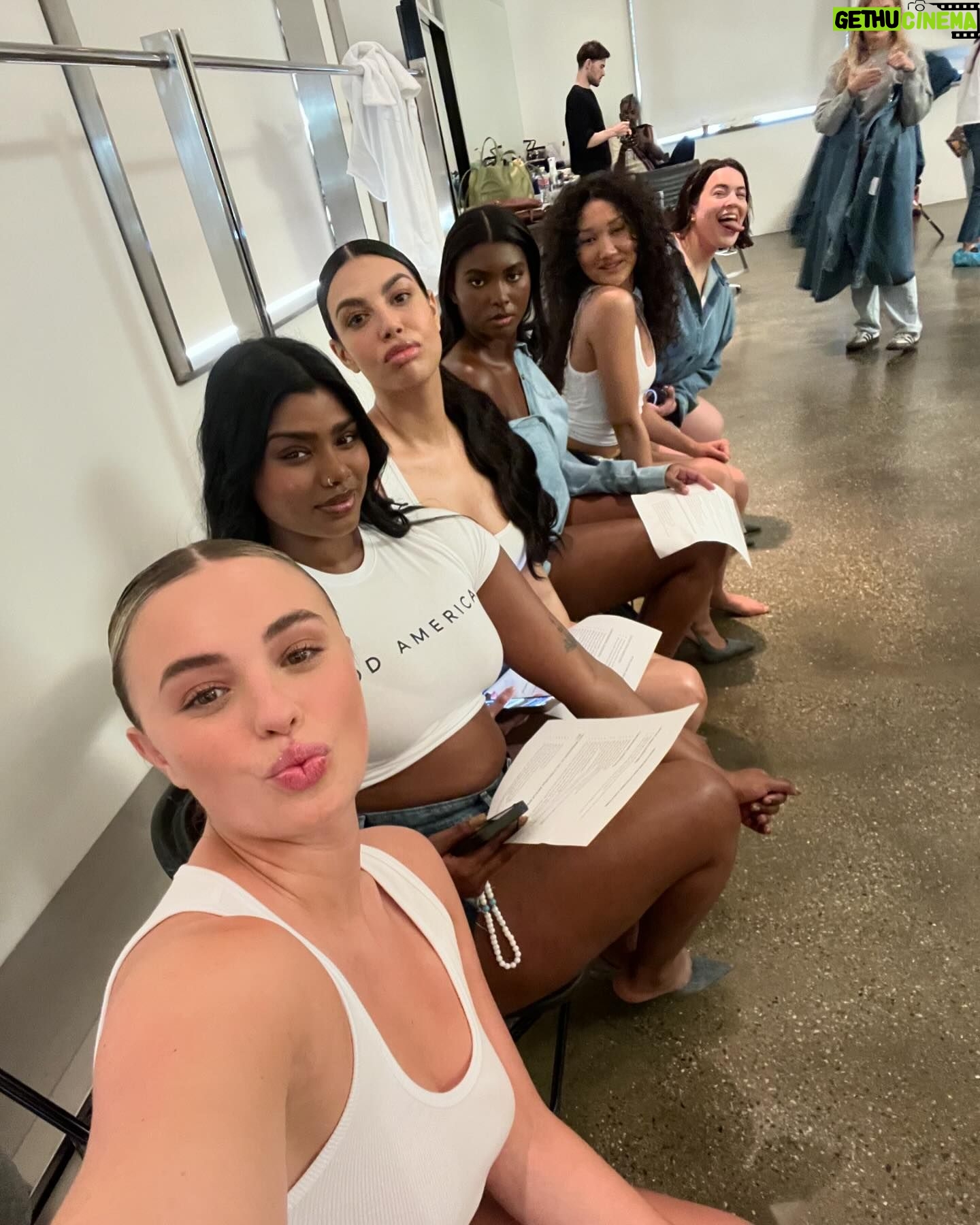 Victoria Baldesarra Instagram - @goodamerican BTS 💙 shooting with this squad & crew was a dream come true!