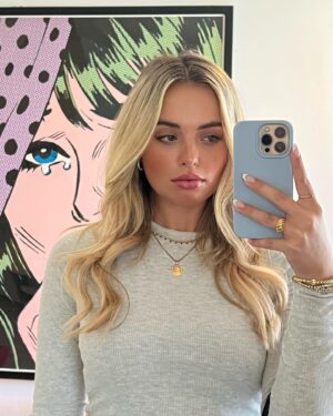 Victoria Baldesarra Instagram - A little bit of this, a little bit of that 🤳🏻