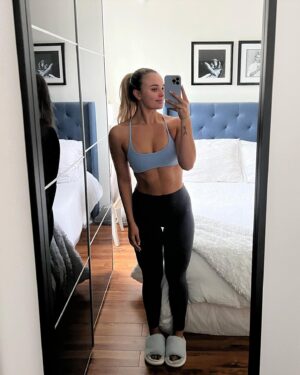 Victoria Baldesarra Instagram - A little bit of this, a little bit of that 🤳🏻