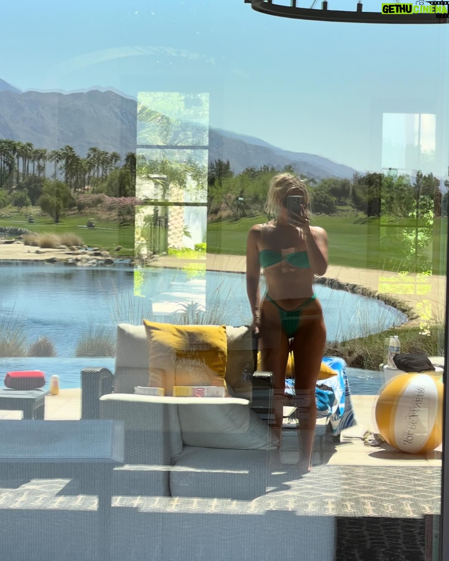 Victoria Baldesarra Instagram - Chella weekend powered by @soldejaneiro 🧴