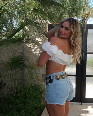 Victoria Baldesarra Instagram - Coachella content loading but for now just enjoy my day 3 vibes 🦋🫶🏼🥰💛