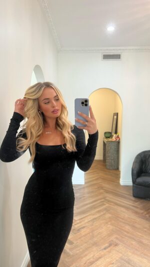 Victoria Baldesarra Instagram - Back in LA, duh. 💥🖤 @kashmirextensions @kiki.tobar 
Dress @pumiey.us