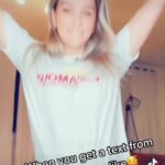 Victoria Charlton Instagram - J’ai trouvé ce tiktok de 2021 dans mes archives 🥹 Je m’en souviens encore très bien : je faisais une danse TikTok (lol), j’étais en grosse peine d’amour de Bob (transition entre Bob 1 et Bob 2 😅) et je buvais du vin seule à la maison en faisant des thirst trap pour qu’il like mes photos 😂😂🩷 Pendant que je filmais, Bob m’a texté qu’il écoutait une chanson qui lui faisait penser à moi 🫶🏻 Ma réaction est tellement cute😂🩷 Le plus fou, c’est qu’encore aujourd’hui, 3 ans plus tard, à chaque fois que je reçois un texto ou un appel de @boblechef, même si on est mariés, on a une hypothèque ensemble et un bébé en route, j’ai des papillons dans le ventre 😍