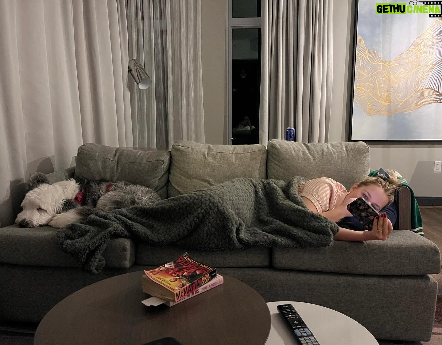 Victoria Charlton Instagram - C’est ma fête de 2 ans 🤓 J’aime beaucoup les bisous de mes grands-mamans, dormir avec maman, marcher avec papa, aller à Baie-Comeau et gosser mes frères et soeurs ❤️🐶