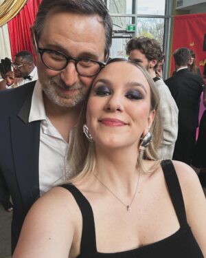 Victoria Charlton Instagram - Quel week-end! 🙏🏻💜
Déjà je trouvais incroyable d’être nominée comme meilleur podcast et meilleure chaîne YouTube, mais j’arrive pas à croire que j’ai gagné un prix! 🥹 (Surtout que j’étais contre de grand.e.s créateurices 😍
Comme j’ai dit dans mon petit discours nerveux : c’est spécial de recevoir un prix comme ça lorsqu’on raconte des histoires aussi tragiques, on dirait que ça va pas trop ensemble. Ceci dit, j’apprécie qu’on reconnaisse mon travail et ça me pousse à continuer ce que je fais 🙂
Merci beaucoup à mes Charltonistes qui sont là depuis le début 🙏🏻 merci pour les votes !
Merci aussi au Gala @influencecreation qui a organisé cet événement mémorable mais aussi, qui m’a convaincue d’y aller! Je regrette pas 😉
Merci @agencesoniagagnon qui sont toujours là pour moi 💜
Merci @boblechef mon top 💍
.
Maquillage et coiffure : @afoussimua 
Styliste : @maude.sen 
Robe : @dynamiteclothing 
Hébergement : @fairmontqueene