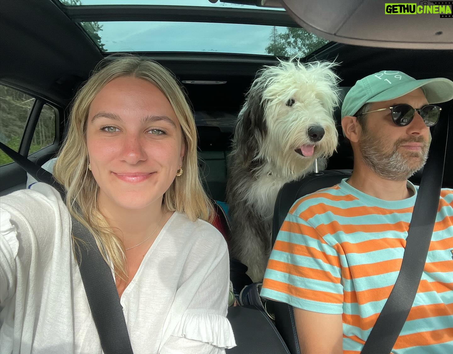 Victoria Charlton Instagram - C’est ma fête de 2 ans 🤓 J’aime beaucoup les bisous de mes grands-mamans, dormir avec maman, marcher avec papa, aller à Baie-Comeau et gosser mes frères et soeurs ❤️🐶