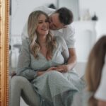 Victoria Charlton Instagram - Baby Penny-Charlton on the way🤰🏼💕 Mon p’tit bonhomme, on a tellement hâte au mois d’octobre pour te rencontrer! Si tu savais à quel point on t’a attendu, voulu, rêvé mais surtout, à quel point on va t’aimer. J’ai appris que j’étais enceinte, la journée de l’arrivée dans notre nouvelle maison! J’étais enfermée dans la salle de bain avec les chats pendant que Bob et les déménageurs faisaient tout le travail (hehe). Comme à tous les mois depuis presqu’un an maintenant, j’ai décidé de passer un test de grossesse. Prête à vivre une autre petite déception, je ne m’attendais tellement pas à voir deux lignes ! Tu nous as choisi au bon moment et on est tellement reconnaissants de pouvoir vivre ça. Parfois, les miracles prennent du temps à arriver 🌈 Tu vas voir, je t’ai choisi le meilleur papa, tu vas capoter! Il est attentionné, doux, amoureux, drôle et cuisine des bons plats 😉 De mon côté, je pensais pas être quelqu’un de maternel un jour, mais je me surprends à pleurer à chaque fois que je vois ton p’tit cœur qui bat. Je t’aime déjà d’un amour inconnu, spécial et inconditionnel 🥹 Reste au chaud, je prends soin de toi mon p’tit homme🩵 . 📸 : @melinabea.photo Studio @le.rhode
