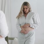 Victoria Charlton Instagram - Baby Penny-Charlton on the way🤰🏼💕 Mon p’tit bonhomme, on a tellement hâte au mois d’octobre pour te rencontrer! Si tu savais à quel point on t’a attendu, voulu, rêvé mais surtout, à quel point on va t’aimer. J’ai appris que j’étais enceinte, la journée de l’arrivée dans notre nouvelle maison! J’étais enfermée dans la salle de bain avec les chats pendant que Bob et les déménageurs faisaient tout le travail (hehe). Comme à tous les mois depuis presqu’un an maintenant, j’ai décidé de passer un test de grossesse. Prête à vivre une autre petite déception, je ne m’attendais tellement pas à voir deux lignes ! Tu nous as choisi au bon moment et on est tellement reconnaissants de pouvoir vivre ça. Parfois, les miracles prennent du temps à arriver 🌈 Tu vas voir, je t’ai choisi le meilleur papa, tu vas capoter! Il est attentionné, doux, amoureux, drôle et cuisine des bons plats 😉 De mon côté, je pensais pas être quelqu’un de maternel un jour, mais je me surprends à pleurer à chaque fois que je vois ton p’tit cœur qui bat. Je t’aime déjà d’un amour inconnu, spécial et inconditionnel 🥹 Reste au chaud, je prends soin de toi mon p’tit homme🩵 . 📸 : @melinabea.photo Studio @le.rhode