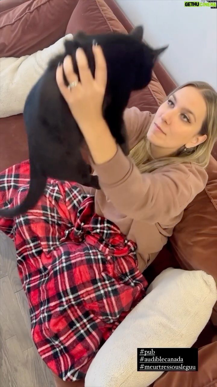 Victoria Charlton Instagram - #pub Pourquoi j’aime le temps des fêtes? Parce que je prends enfin du temps pour MOI! 🥰 Des bons livres, des bons podcasts, des bons films, des bougies qui sentent Noël, des doudous réconfortantes et beaucoup d’amour! 🎄❤️ Aujourd’hui, j’écoute Meurtres sous le gui d’@audible_ca. Je vous le recommande à tous! C’est une série audio hyper mystérieuse, dans laquelle Émilie Lavoie, propriétaire d’un petit magasin de Noël, tente de résoudre des meurtres! La série parfaite à écouter avec un chocolat chaud à la main! 😍☕️ #MeurtresSousLeGui #audiblecanada _____