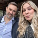Victoria Charlton Instagram - Merci à toutes celles et ceux qui sont passés me voir au Festival du Livre de Paris 🥹🩷 Je suis toujours tellement touchée et reconnaissante de votre présence! C’est toujours étonnant de vous voir en si grand nombre 😍😍 C’était notre dernier voyage à Paris à 2 🤰🏼 on en a bien profité 🥰 Un merci particulier aux @leseditionsdelhomme_europe @leseditionsdelhomme qui me permettent de rencontrer mes fans d’Europe! Je suis tellement chanceuse 🩷 On se revoit au prochain 📖 !