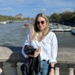 Victoria Charlton Instagram - Merci à toutes celles et ceux qui sont passés me voir au Festival du Livre de Paris 🥹🩷 Je suis toujours tellement touchée et reconnaissante de votre présence! C’est toujours étonnant de vous voir en si grand nombre 😍😍 C’était notre dernier voyage à Paris à 2 🤰🏼 on en a bien profité 🥰 Un merci particulier aux @leseditionsdelhomme_europe @leseditionsdelhomme qui me permettent de rencontrer mes fans d’Europe! Je suis tellement chanceuse 🩷 On se revoit au prochain 📖 !
