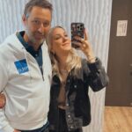 Victoria Charlton Instagram - Je repense à mon année et je suis déjà épuisée pour 2024😅 Mais, à chaque jour je me compte chanceuse de vivre tous ces beaux moments, de faire ce qui me passionne et de me réveiller auprès de celui que j’aime et mes petits animaux ❤️ Pour 2024, je me souhaite : de la relaxation, du nouveau, encore plus d’amour, de la routine et du contrôle. 🤞🏻🖍️