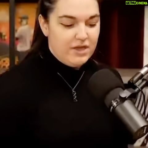 Victoria Charlton Instagram - J’ai posé toutes mes questions sur les cadavres à @geekyaudrey44, une experte en décomposition! C’était tellement interessant ❤️ Merci 🫶🏻 La vidéo complète est sur ma chaîne YouTube 🙂