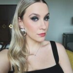 Victoria Charlton Instagram - Quel week-end! 🙏🏻💜 Déjà je trouvais incroyable d’être nominée comme meilleur podcast et meilleure chaîne YouTube, mais j’arrive pas à croire que j’ai gagné un prix! 🥹 (Surtout que j’étais contre de grand.e.s créateurices 😍 Comme j’ai dit dans mon petit discours nerveux : c’est spécial de recevoir un prix comme ça lorsqu’on raconte des histoires aussi tragiques, on dirait que ça va pas trop ensemble. Ceci dit, j’apprécie qu’on reconnaisse mon travail et ça me pousse à continuer ce que je fais 🙂 Merci beaucoup à mes Charltonistes qui sont là depuis le début 🙏🏻 merci pour les votes ! Merci aussi au Gala @influencecreation qui a organisé cet événement mémorable mais aussi, qui m’a convaincue d’y aller! Je regrette pas 😉 Merci @agencesoniagagnon qui sont toujours là pour moi 💜 Merci @boblechef mon top 💍 . Maquillage et coiffure : @afoussimua Styliste : @maude.sen Robe : @dynamiteclothing Hébergement : @fairmontqueene