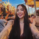 Victoria Macan Instagram - Dump de reeeespeito da @baobafestival que já deixou saudades 🥹 sorte que esses momentos vão ficar guardadinhos pra sempre na minha memória e no meu coração, e não poderiam ficar de fora do meu feed também 🤎 É muita doideira não ter passado nem um mês e já estar ansiosa pela próxima? 😮‍💨✨ VIDA LONGA @baobafestival! O line perfeito, palco gigante e suuuuper trabalhado projeções mais psicodélicas da vida… EXISTE!! AULASSSSSS AUUUUUR 🐺 Que venham as próximassssss ✨