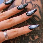 Victoria Macan Instagram - @unhasbycaty agora que te encontrei, não te largo mais por nada 🖤 Talento, dom e arte 💅✨ Vocês já sabem que eu sou apaixonada por arte né? Imagina a minha felicidade de poder carregar isso na pontinha dos dedos 😮‍💨 Se preparem que em 2024 vai ter muita unha vibessss gringa por aqui viu? E vocês já viram que o céu é o limite pra Caty né?! Ela faz QUALQUER arte na unha que você imaginar! A gente vai aprontar muuuuuuito juntas agora hahahah 🤪