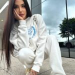 Victoria Macan Instagram - Difícil demais escolher uma foto só… porque todas ficam perfeitas com meu conjuntinho estiloso e confortável da @risclothing 🤍 A @risclothing é uma marca de confecção própria e super autêntica, trazendo muitas opções estilosas e naquele vibe aesthetic que a gente ama hahhaah ✨ O que acharam? Consegui um cupom de desconto pra vocês: VIC10 APROVEITEM 🥹🥹🥹 @midcreators