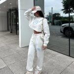 Victoria Macan Instagram - Difícil demais escolher uma foto só… porque todas ficam perfeitas com meu conjuntinho estiloso e confortável da @risclothing 🤍 A @risclothing é uma marca de confecção própria e super autêntica, trazendo muitas opções estilosas e naquele vibe aesthetic que a gente ama hahhaah ✨ O que acharam? Consegui um cupom de desconto pra vocês: VIC10 APROVEITEM 🥹🥹🥹 @midcreators